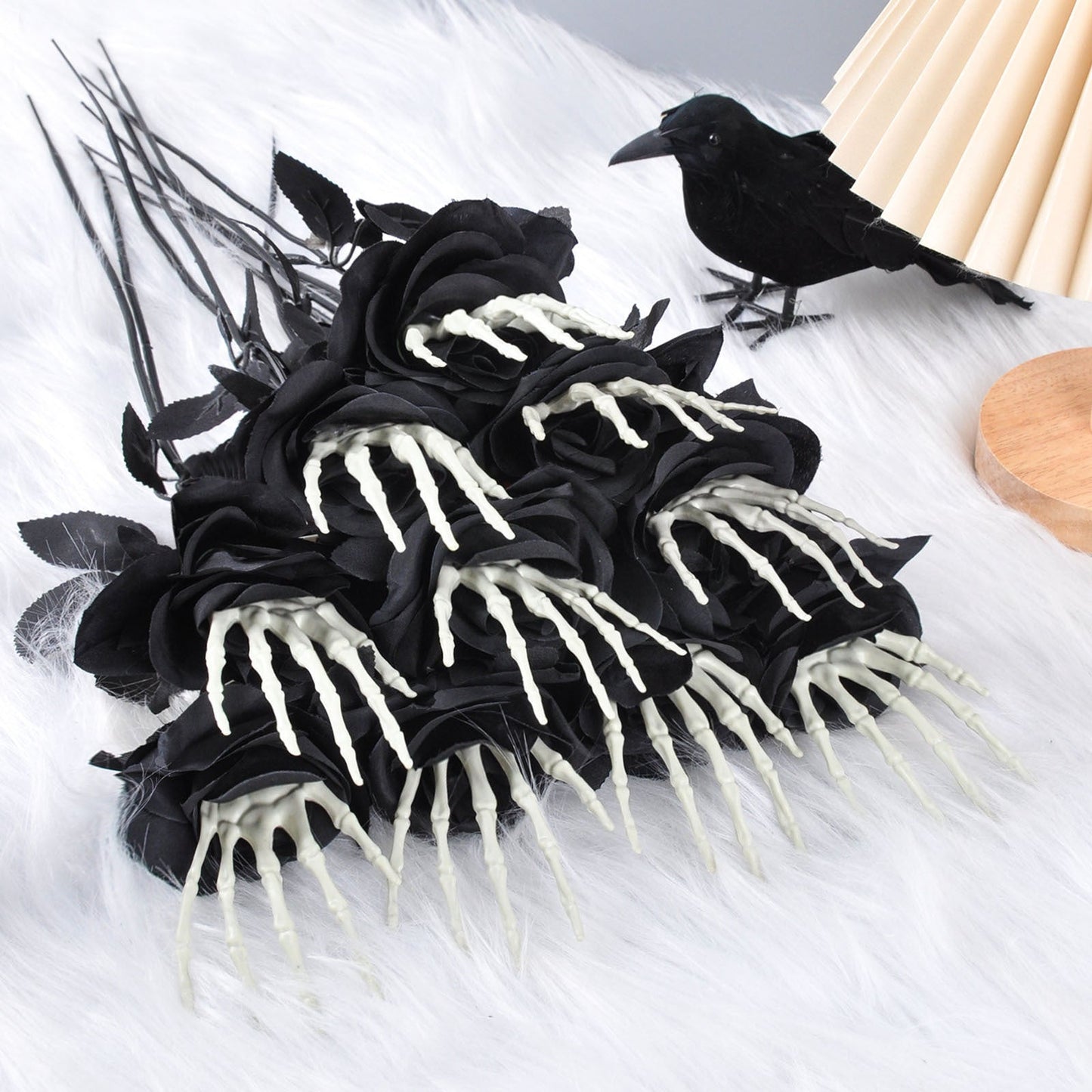 Halloween Dekoration Kunstrosen mit Skelett-Hand – Gruselige Blumen für Party & Tischdeko