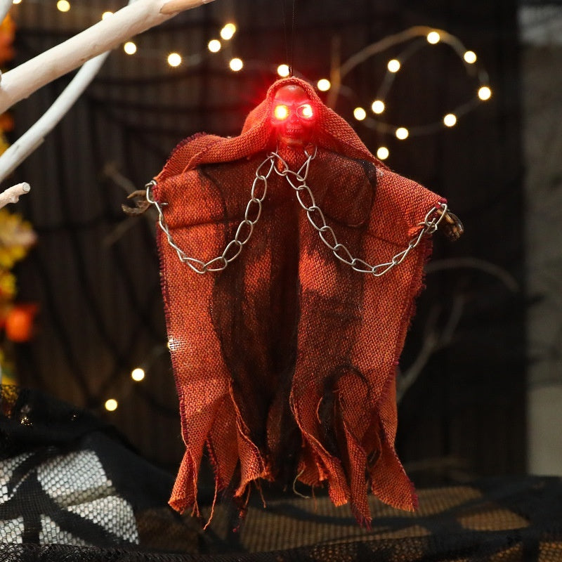 Halloween Hängende Geister mit Leuchtenden Augen und Ketten – Gruselige Deko für Halloween-Partys