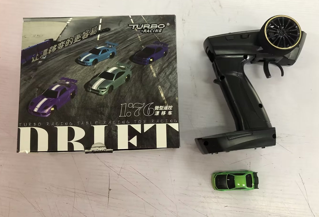 1:76 RC Drift Car C64 – Ferngesteuertes Drift-Auto für Jungen, Mädchen und Erwachsene, Turbo Racing Tisch-Rennen