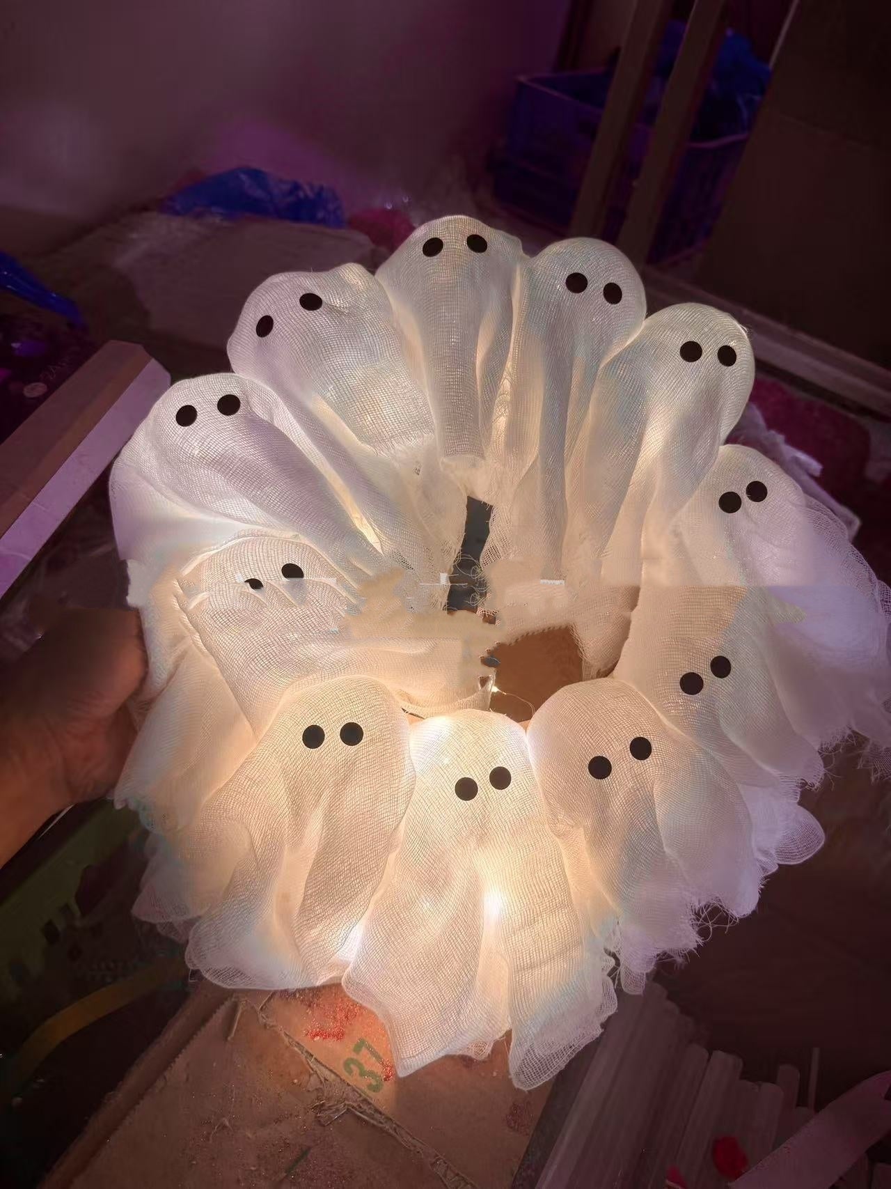 Halloween Geisterkranz – Leuchtende Deko für Tür, Wand & Party