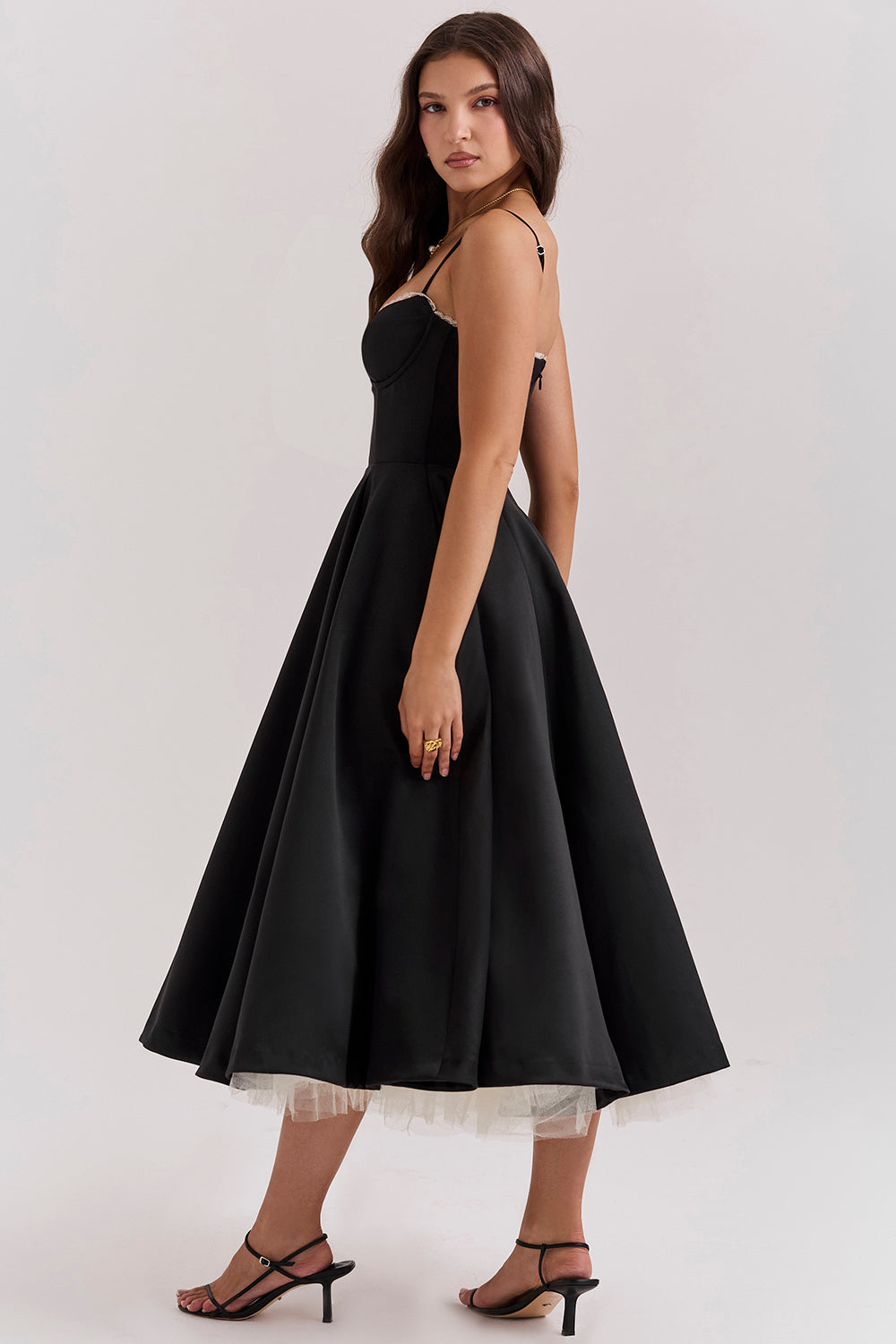 Emma – Cocktailkleid mit schulterfreiem Design und ausgestelltem Rock