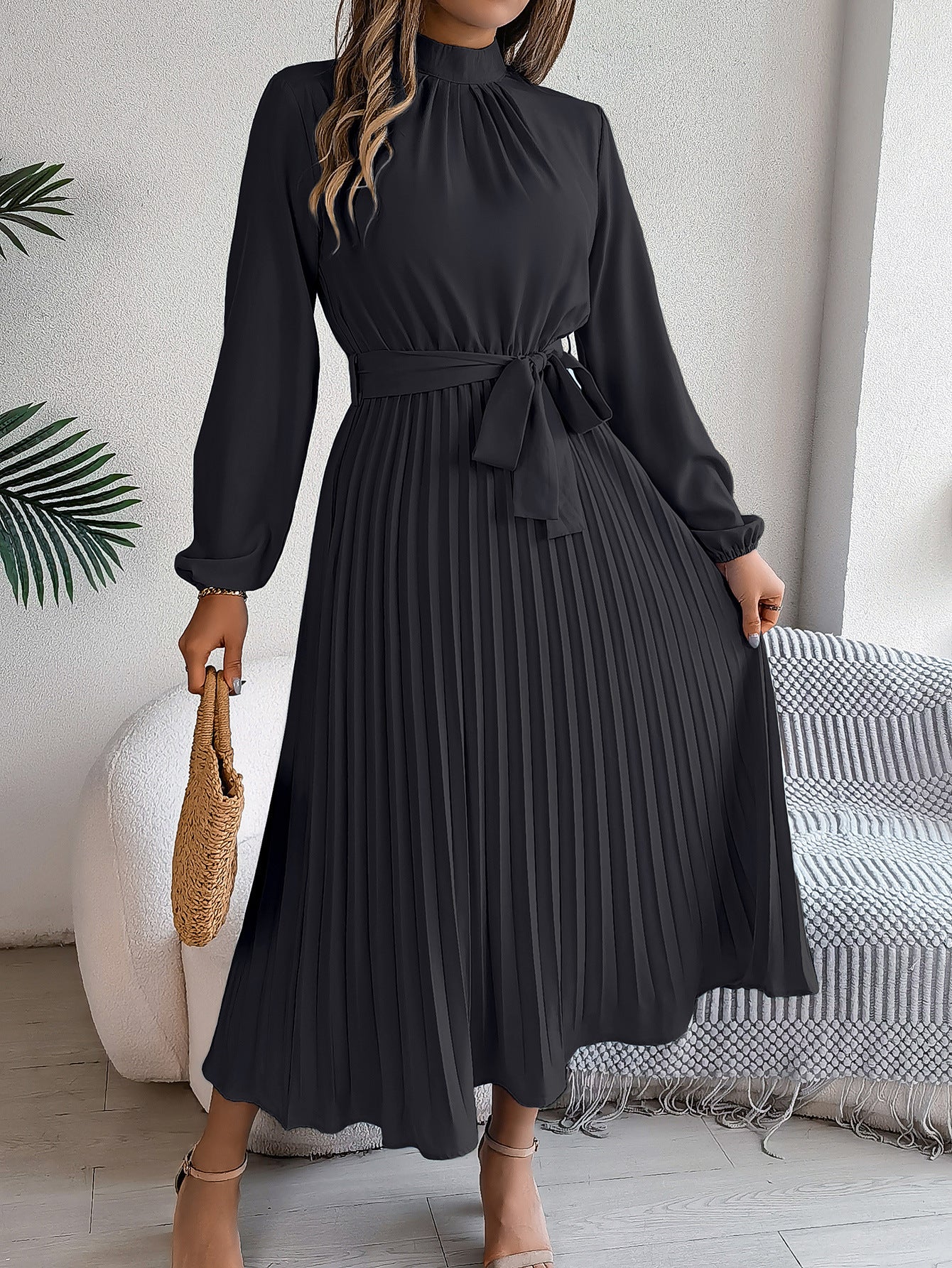 Dawn – Elegantes Kleid mit Stehkragen und Faltenrock