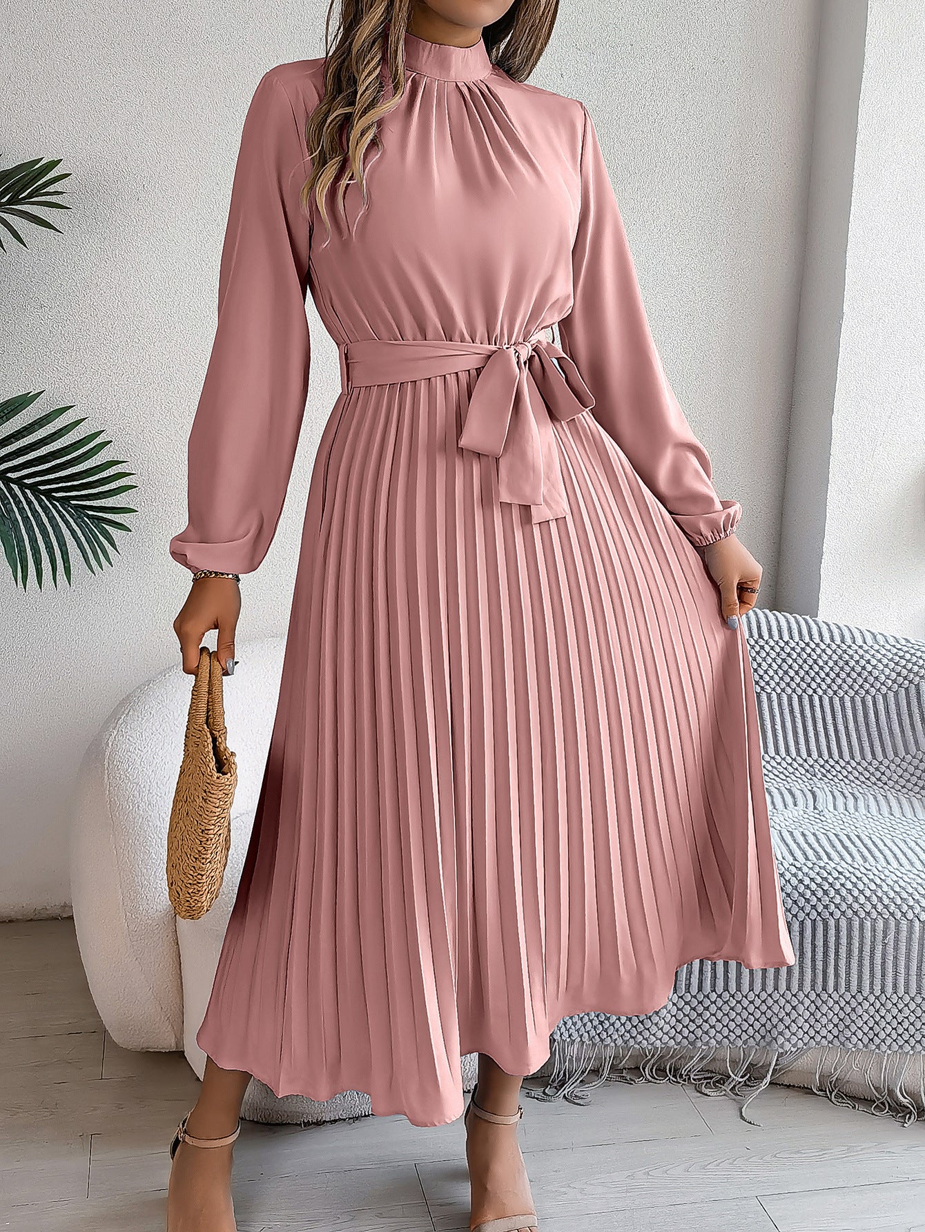 Dawn – Elegantes Kleid mit Stehkragen und Faltenrock