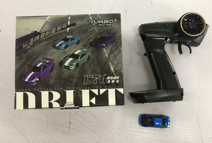 1:76 RC Drift Car C64 – Ferngesteuertes Drift-Auto für Jungen, Mädchen und Erwachsene, Turbo Racing Tisch-Rennen