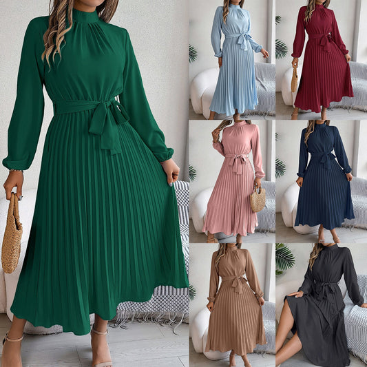 Dawn – Elegantes Kleid mit Stehkragen und Faltenrock