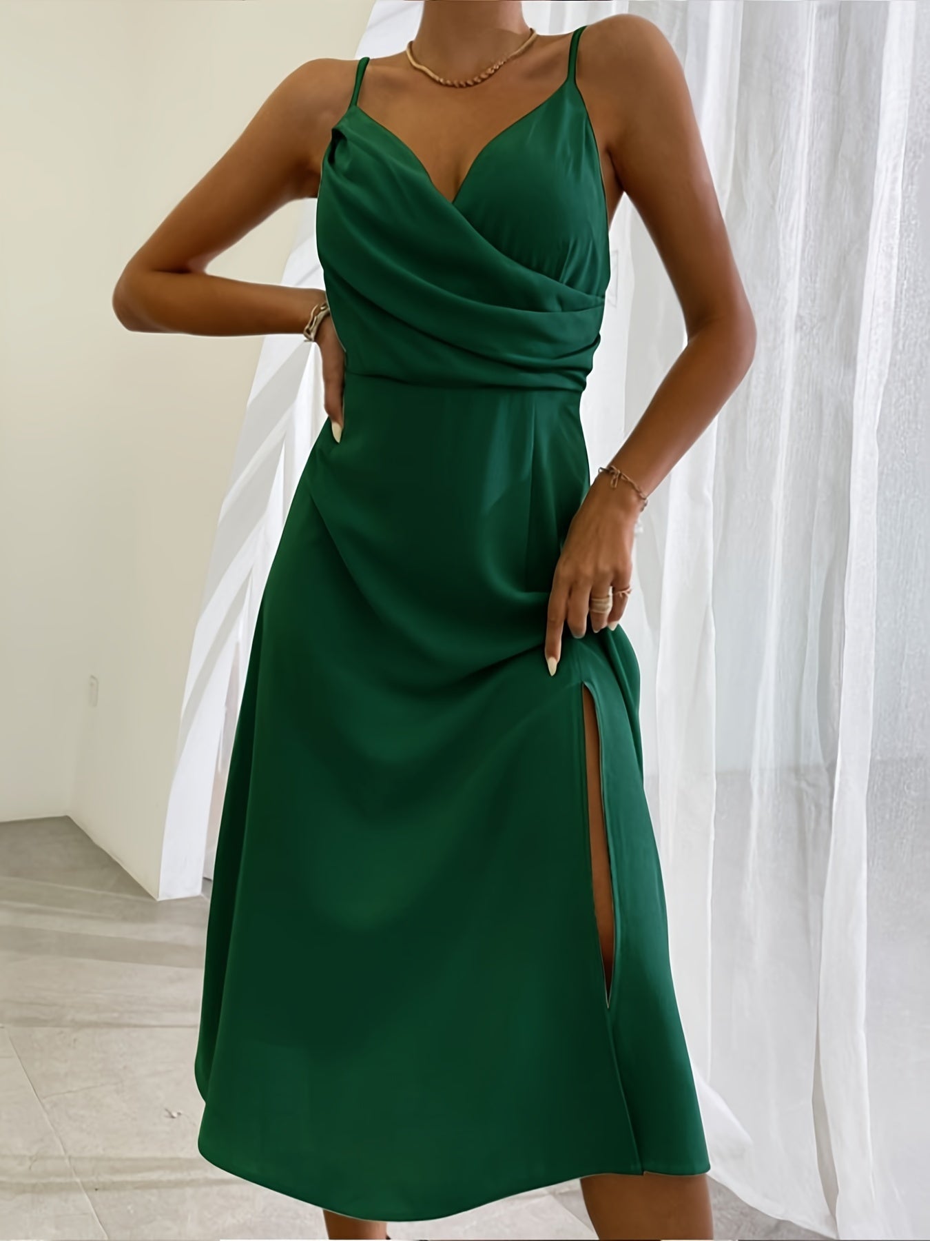 Elegantes Damen-Abendkleid mit Wickelausschnitt und Schlitz
