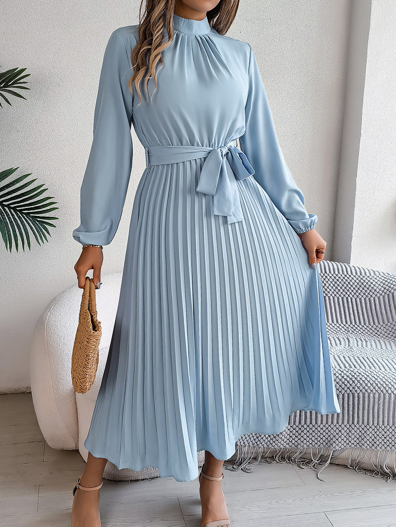 Dawn – Elegantes Kleid mit Stehkragen und Faltenrock