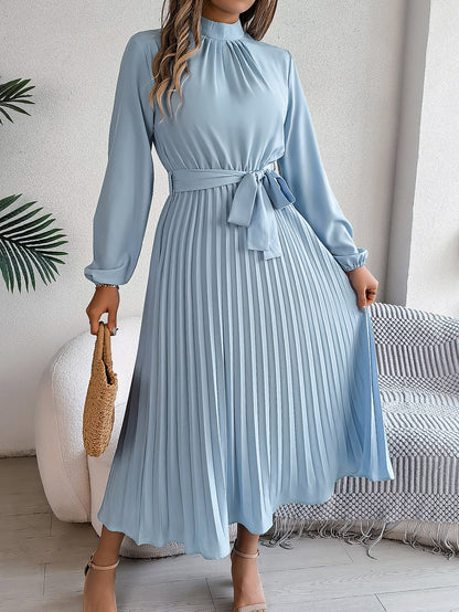 Dawn – Elegantes Kleid mit Stehkragen und Faltenrock