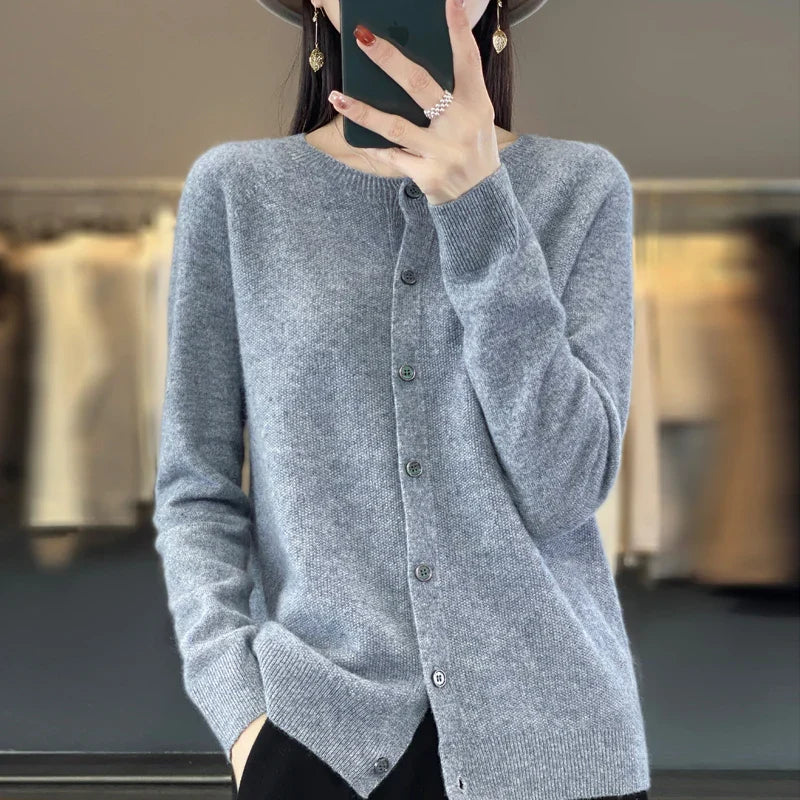 Damen Strickjacke mit Rundhalsausschnitt – Eleganter Cardigan für Alltag und Büro