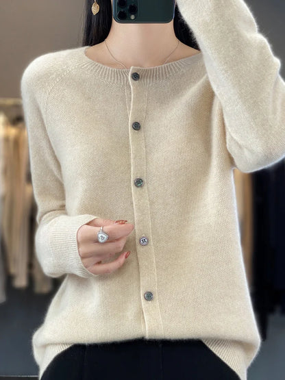 Damen Strickjacke mit Rundhalsausschnitt – Eleganter Cardigan für Alltag und Büro