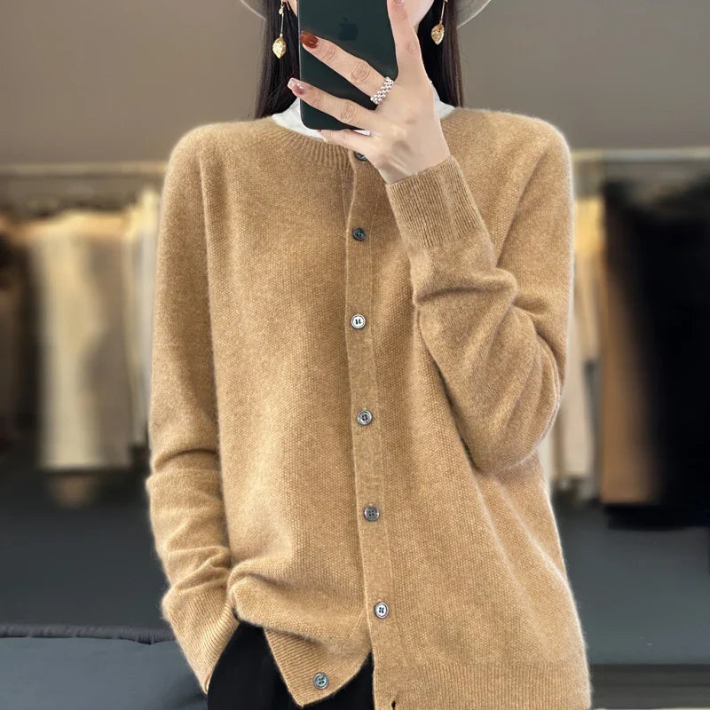 Damen Strickjacke mit Rundhalsausschnitt – Eleganter Cardigan für Alltag und Büro