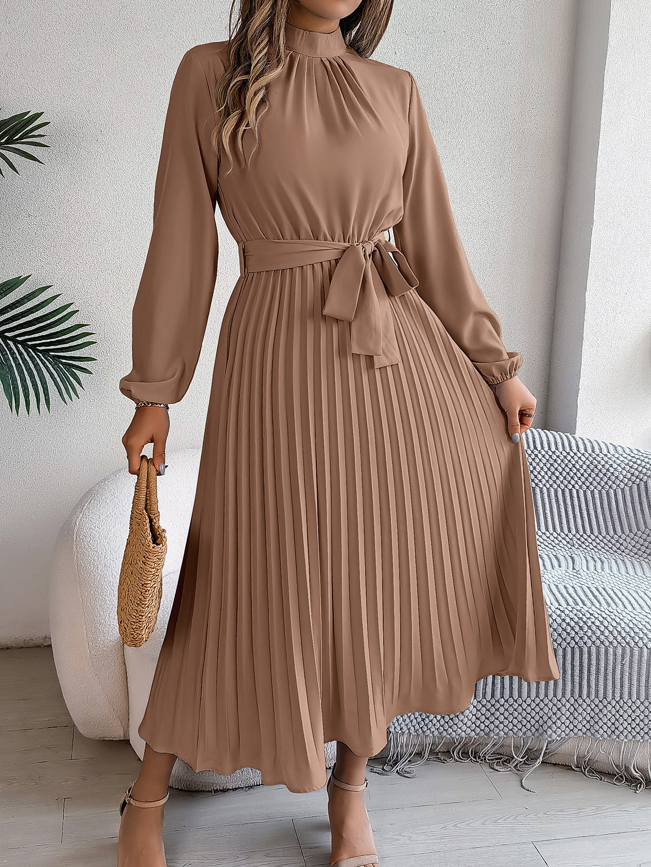 Dawn – Elegantes Kleid mit Stehkragen und Faltenrock