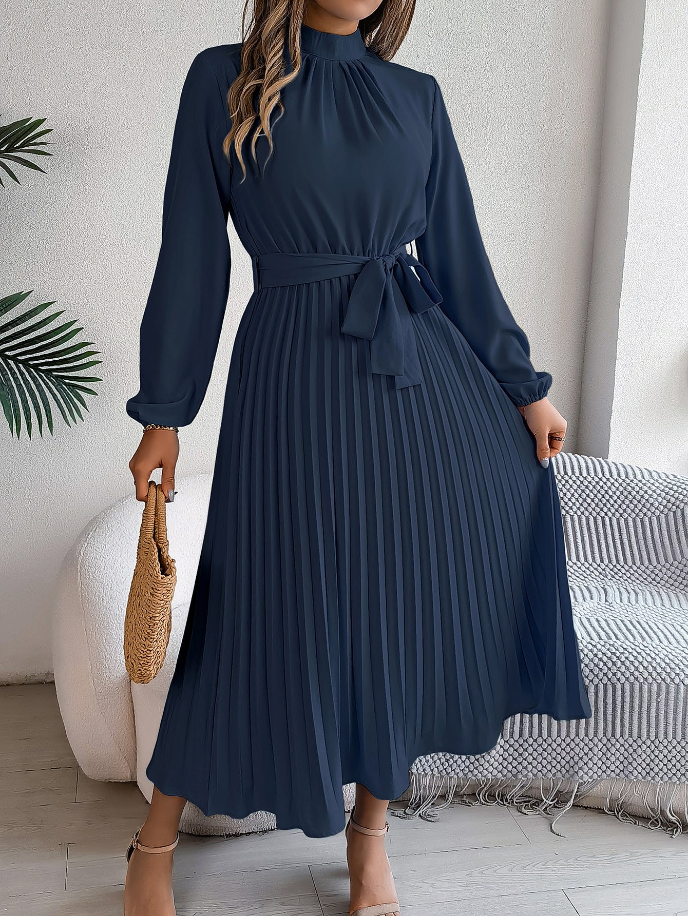 Dawn – Elegantes Kleid mit Stehkragen und Faltenrock