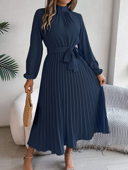 Dawn – Elegantes Kleid mit Stehkragen und Faltenrock