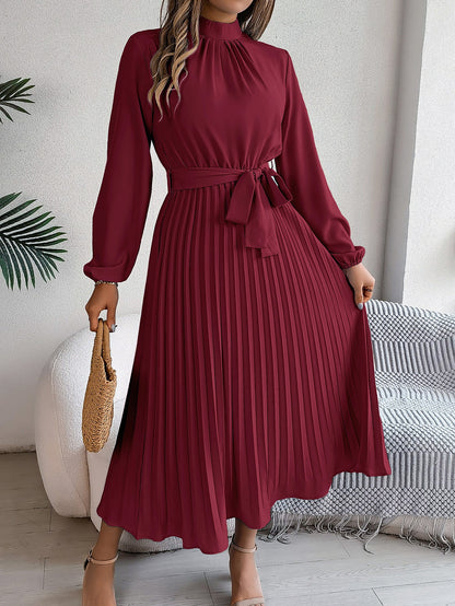 Dawn – Elegantes Kleid mit Stehkragen und Faltenrock