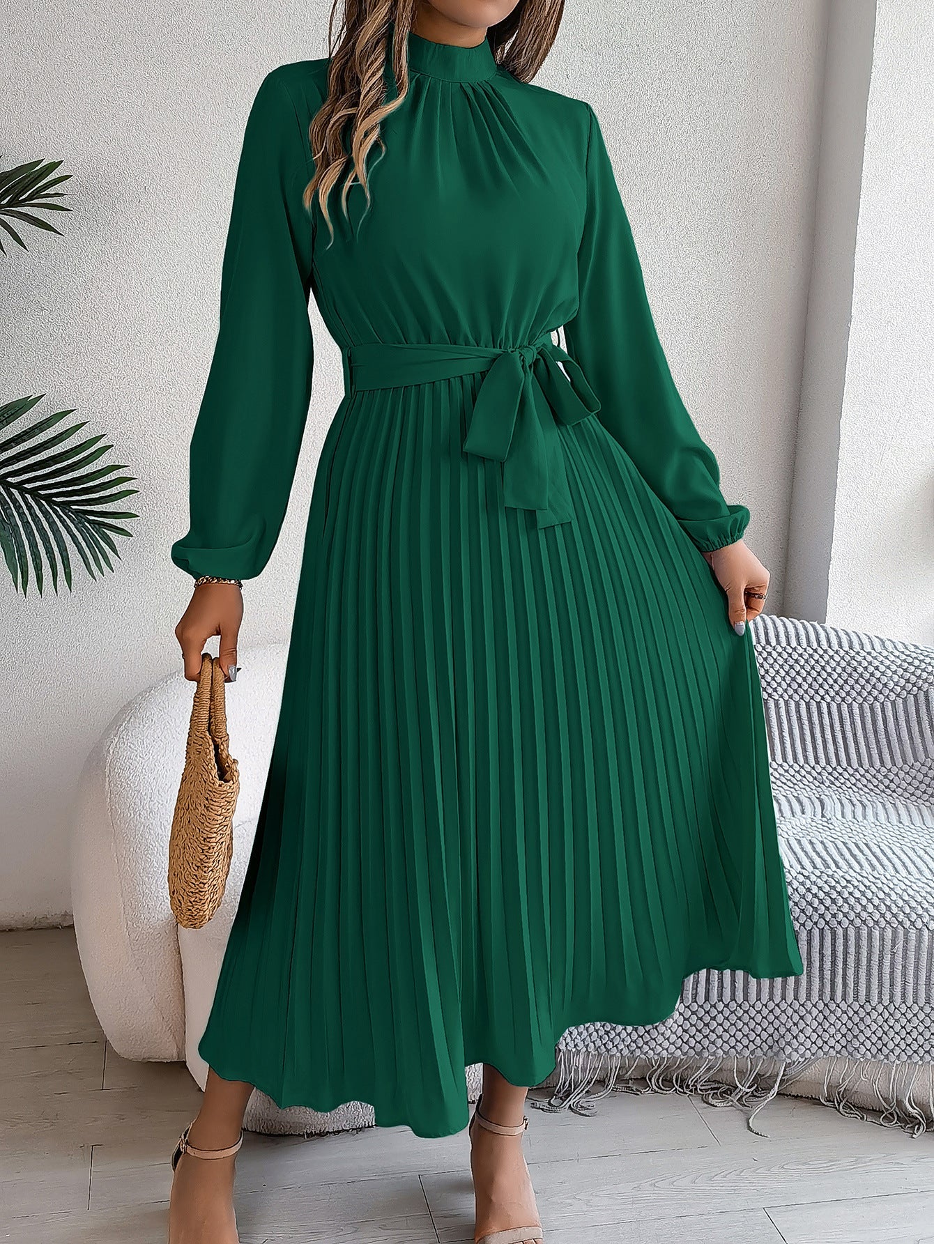 Dawn – Elegantes Kleid mit Stehkragen und Faltenrock