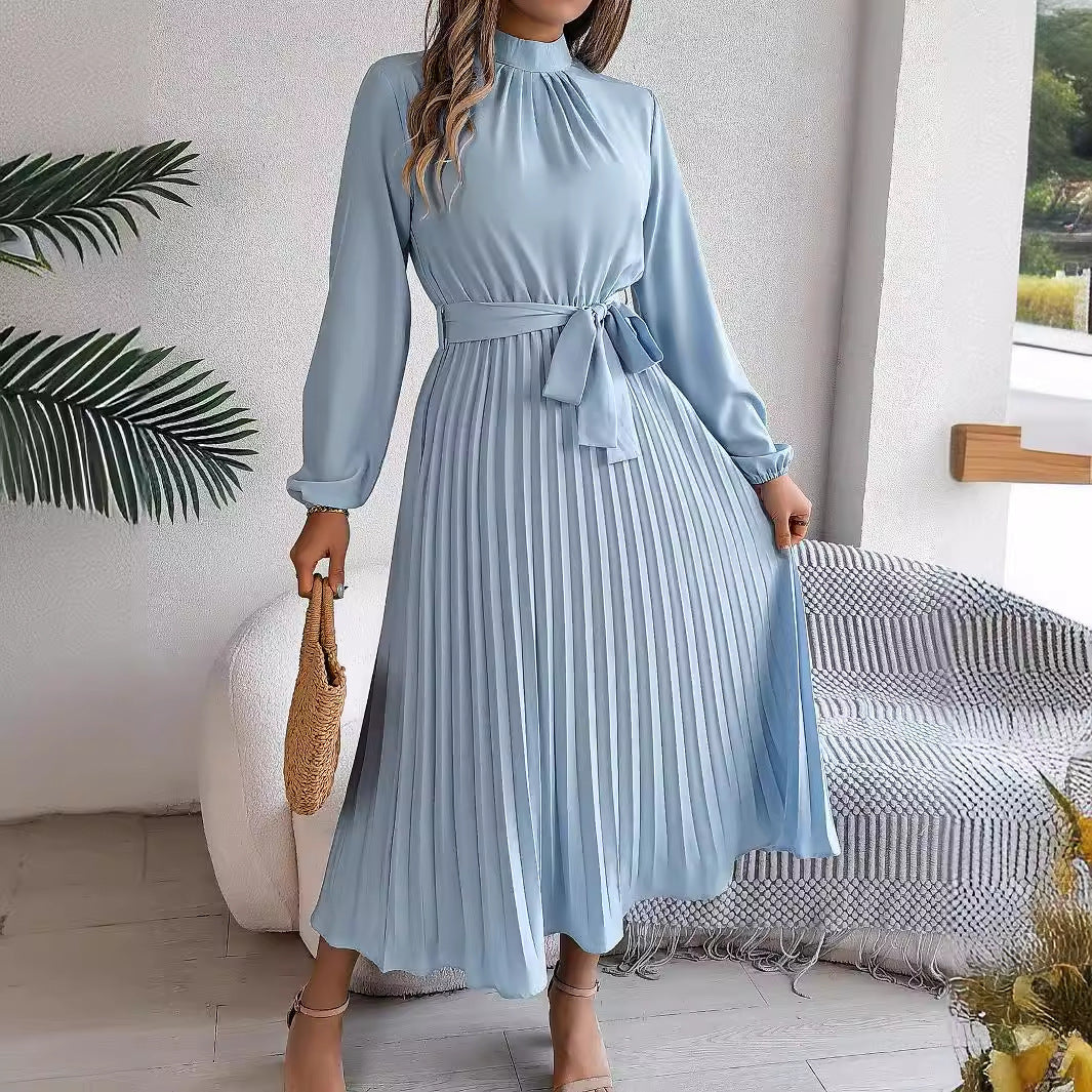Dawn – Elegantes Kleid mit Stehkragen und Faltenrock