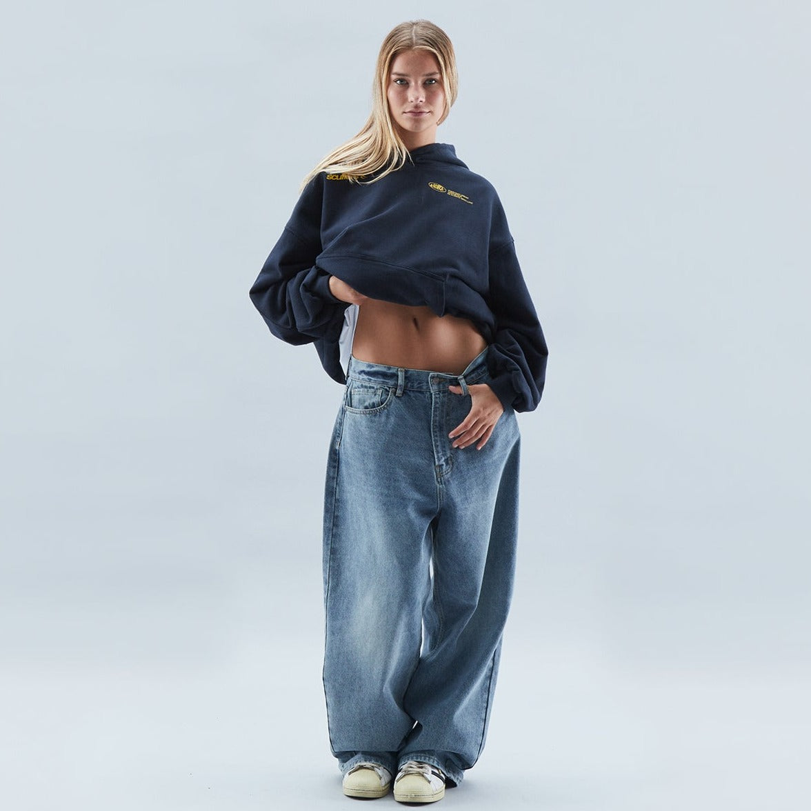 Damen Hoodie im Oversize-Look mit Modernem Print